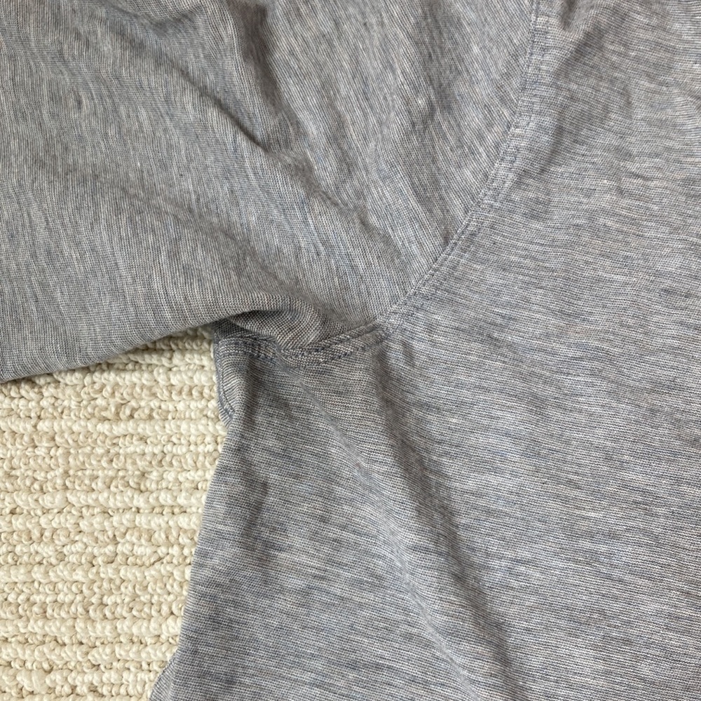 Lululemon grey tee - Picture 3 of 5